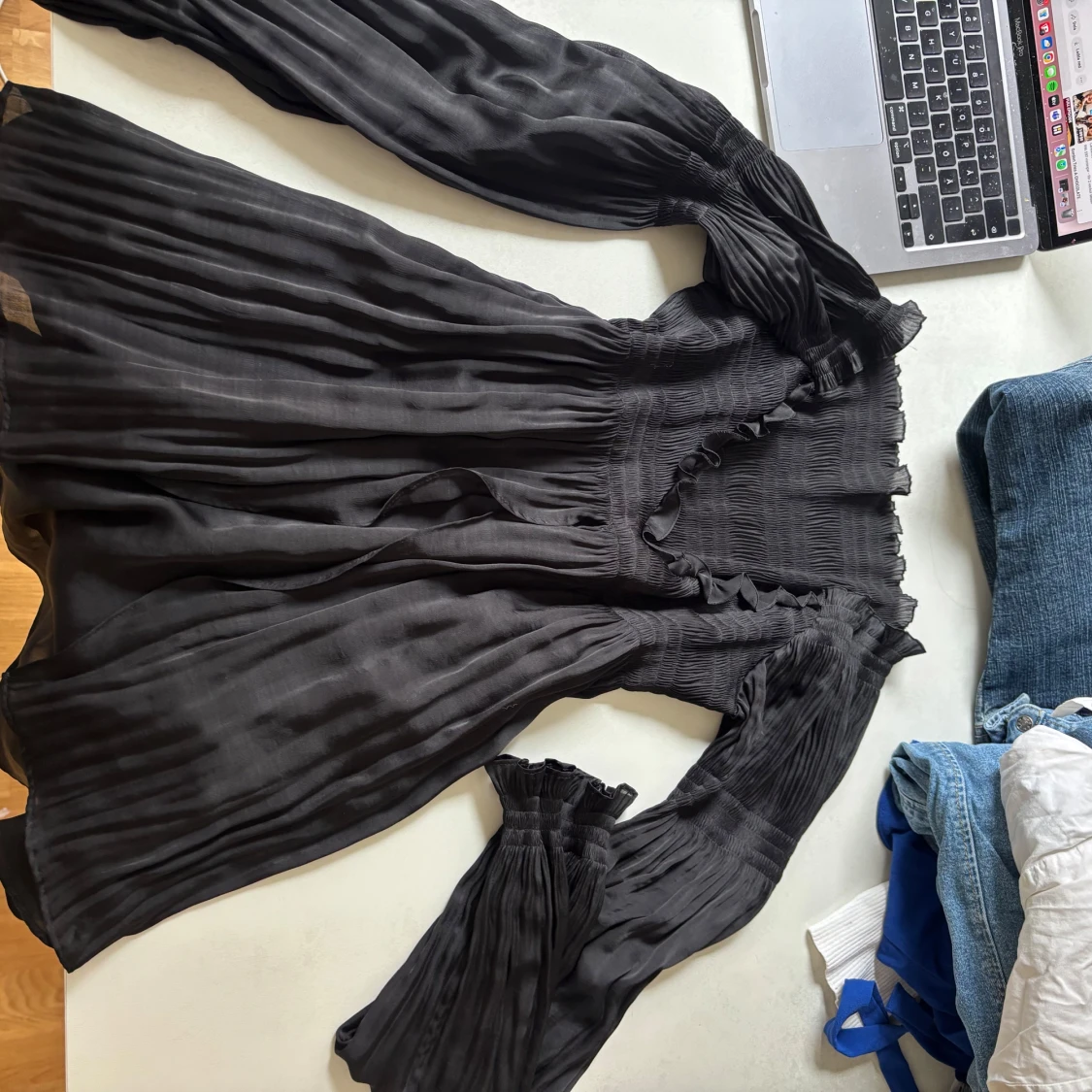 Svart blus med volang och vida ärmar - 1