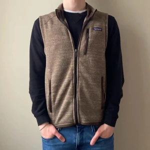 Patagonia fleece väst + rockrunners  - Tja! Säljer nu en riktigt snygg patagonia väst|Storlek:M men sitter mer som S|skick:9/10|nypris:1300 vårt pris:899|modellen på bilden är 180cm| hör gärna av er vid funderingar, Mvh