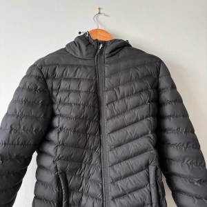 Svart polo club vinter/höstjacka  - En polo club jacka storlek M är i fint men använt skick säljes för 150 kr   Alla köpare står själv för frakten! Och jag står inte för postens slarv.