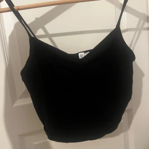 Svart linne - Svart linne med scrunch framtill. Aldrig använd endast testad