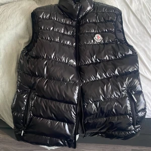 Moncler väst - Dm vid intresse