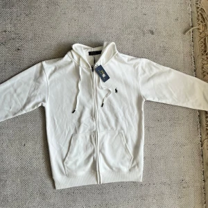 Ralph lauren zip - Jag säljer min helt nya Ralph lauren zip - Färg Vit - Storlek L - Hör av er vid frågor! Pris kan diskuteras
