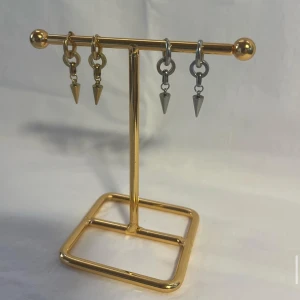 Örhängen med konformade hängen - Två par örhängen med coola konformade hängen. Ena paret är i guld och det andra i silver, båda med chunky ringar och kedjedetalj. Perfekta för dig som gillar edgy och stilren vibe.