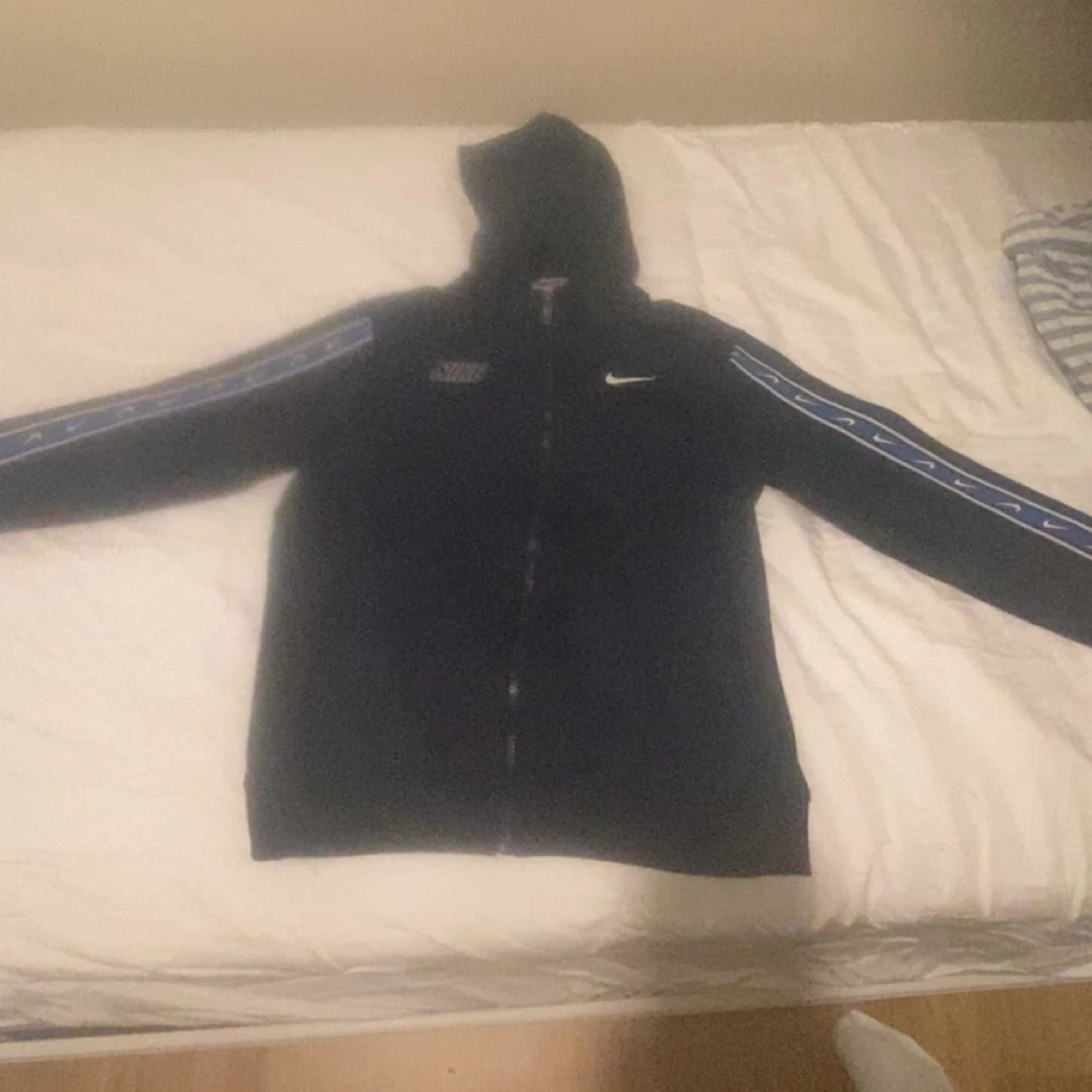 Blå Nike hoodie med blå detaljer