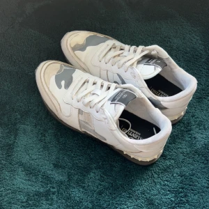 Valentino Rockrunner sneakers camo - Snygga Valentino Rockrunner sneakers i vitt och grått med camouflagemönster box tillkommer. Pris kan diskuteras vid snabb affär, 
