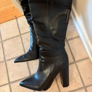 Boots med klack  - Spetsiga stövlar med klack på cirka 8 cm, krokodilskinnsmönstrad. Från SHEIN. Det är egentligen  storlek 38 men passar mer som 37. Använda en gång och är i mycket bra skick 