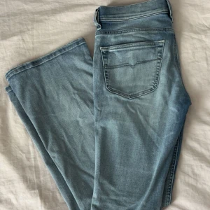 Ljusblå jeans från Diesel - Snygga ljusblå vintage jeans från Diesel.Jeansen är i slim bootcut model och storlek W29 L30. Säljer pga att de är lite korta på mig som är 170cm. Jättefint skick💓