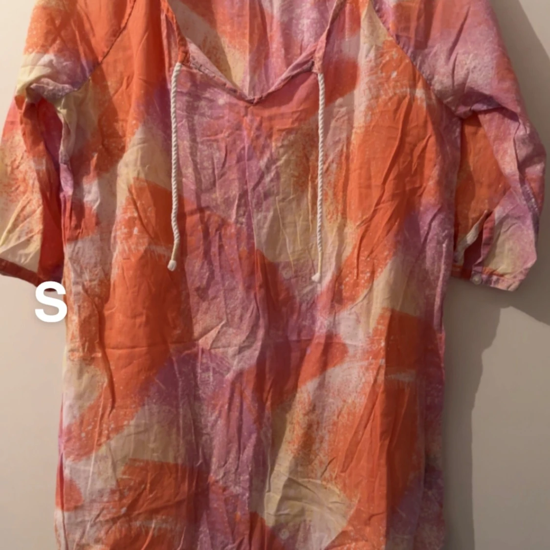 Färgglad tröja med snörning