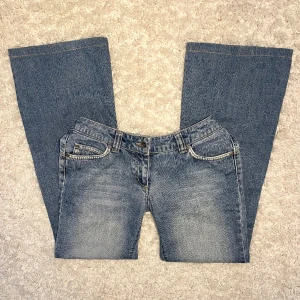 Lågmidjade jeans ❣️ - Så snygga låga jeans i storlek w31 l32 - midjemått: 37 cm - innebenslängd: 74 cm. Skulle säga att de e små i midjan för att vara w31 🩷