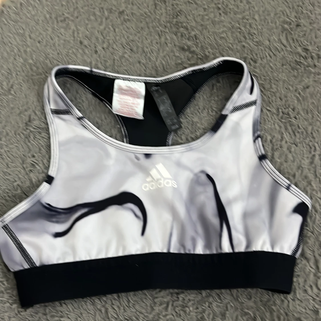 Adidas sporttopp i svart och vitt