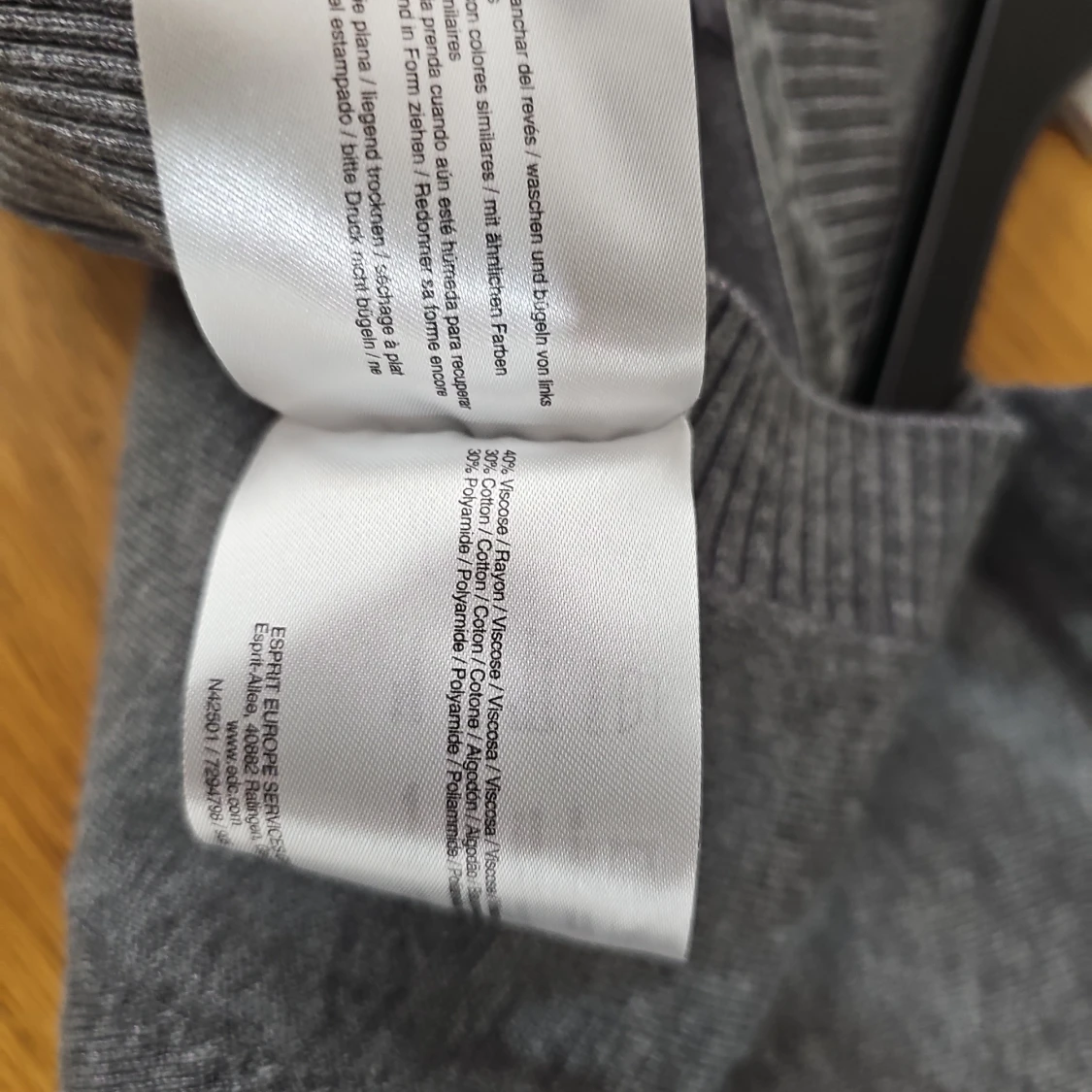 Grå v-ringad tröja från Esprit - 2