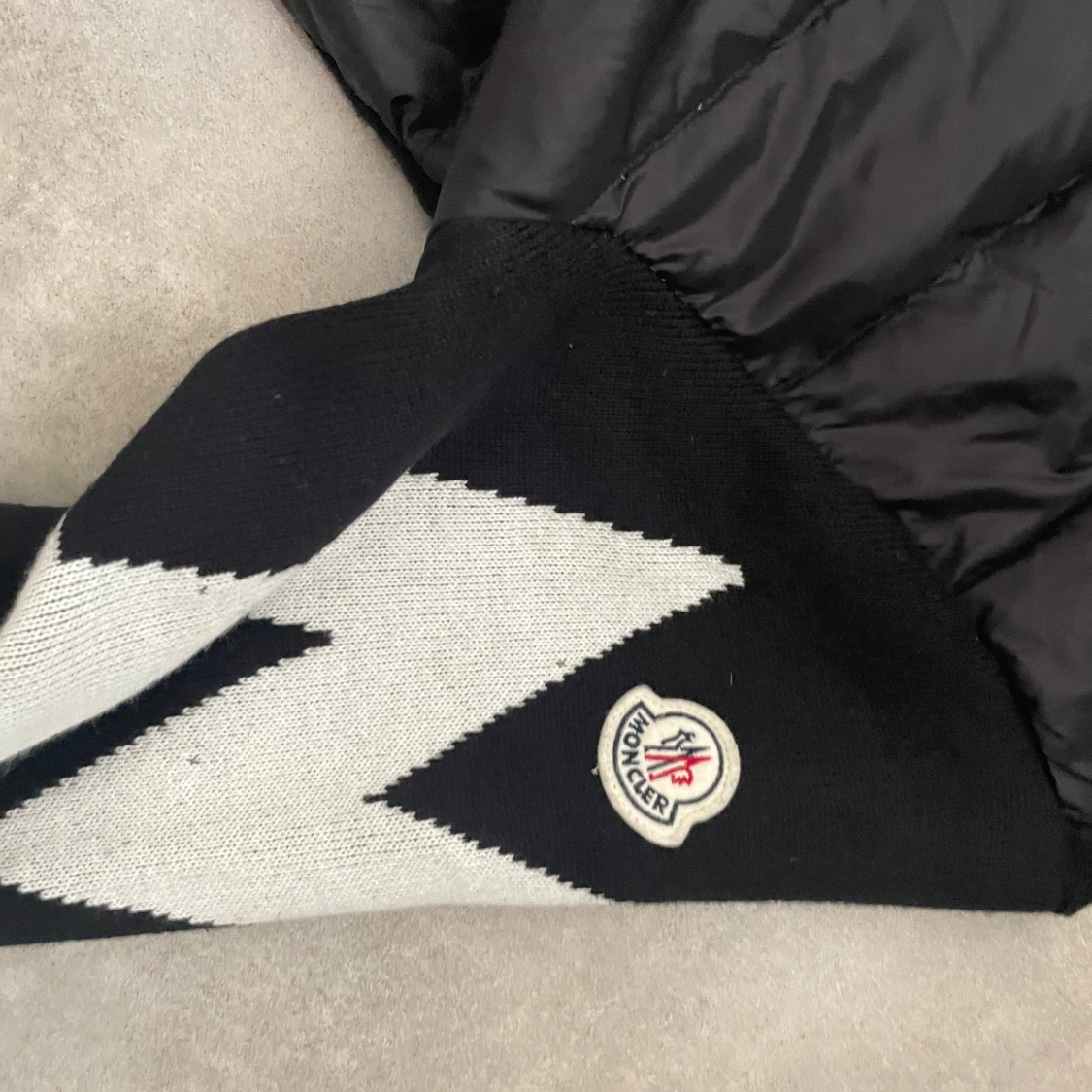 Svart Moncler pufferjacka med mönstrade ärmar - 2