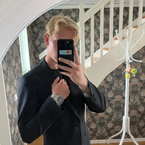 Bläck kavaj  - Säljer en svart bläck kavaj. Den har inga defekter eller skador. Väldigt bra till olika tillfällen där man vill se lite extra ut. Jag säljer den då jag har vuxit ur den. Nypris går över 2000. Kontakta mig om ni undrar över något eller är intresserade.