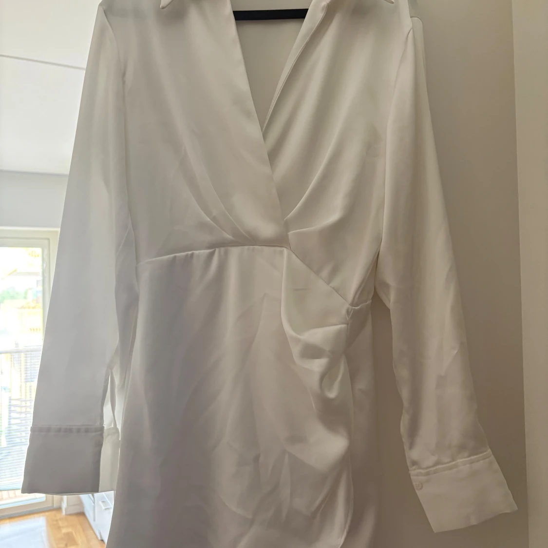 Vit satinklänning från Zara - 2