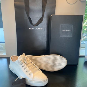 Saint Laurent  - Säljer nu dess helt nya saint Laurent skor i storlek 44. Skick 9,5/10 ändats använda 4 gånger! Kvitto och allt og med följer ny pris 5200kr mitt pris 3299! Hör av er vid frågor! 