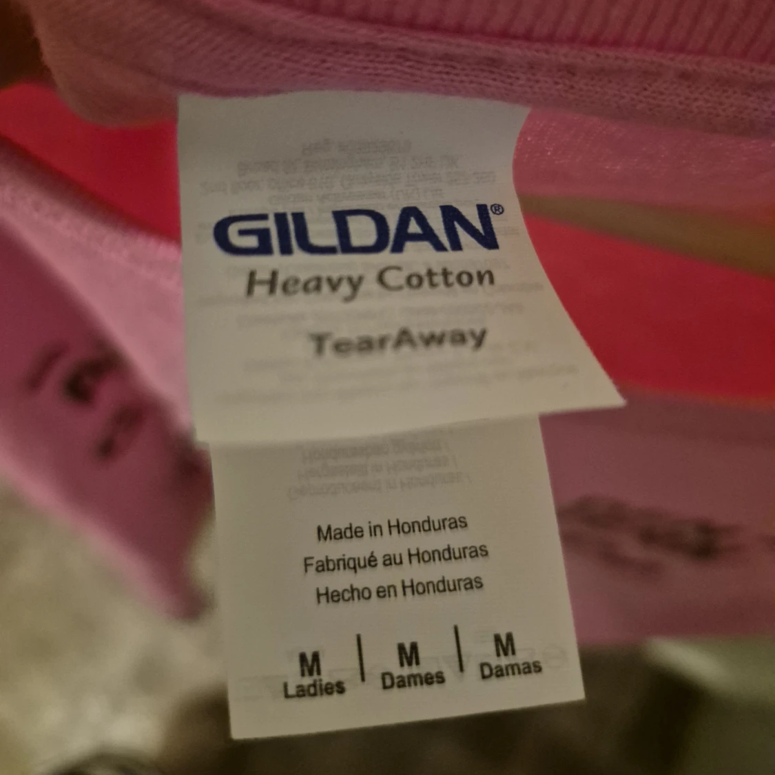 Rosa t-shirt med tryck från Gildan - 2