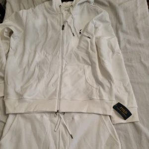 Polo tracksuit  - Polo tracksuit i färgen vit helt ny aldrig använd säljer för att den är stor för mig 