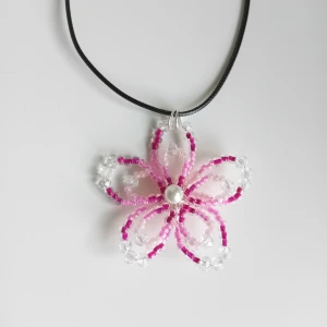 Handgjort halsband blomma - Skapat med pärlor i rosa nyanser.  Kedjan är justerbar och aldrig använd 