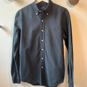 Ralph lauren skjorta - 🧵 Märke: Ralph lauren  📏 Storlek: S ✨ Skick: Mycket gott skick / Nästan som nya 🎯 Perfekta både till vardags och när du vill klä upp dig lite extra 📦 Snabb leverans – skickas samma dag! 💌 Har du frågor? Hör gärna av dig – svarar snabbt! ✅självklart äkta!