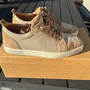 louboutin - säljer dessa louboutin stl 41.5 större i storlek cond 8/10 bin 3500 tar emot bud 