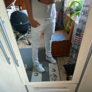 Vita slim jeans från Dondup - Säljer ett par fräscha vita jeans från Dondup med slim passform. Byxorna har klassisk femficksdesign, snygga detaljer och är tillverkade i mjuk bomull med lite stretch. Perfekta om du vill sticka ut med en clean look. Passar dig som gillar stilrena och moderna jeans.