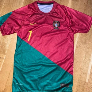 Portugal Ronaldo 7 storlek 176 - Storlek 176 . Fin replika. Helt ny och oanvänd. Pris: 349:-. Skickas direk inom 24h