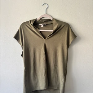 Olivgrön T-shirt/Blus - Knappt använd, fint skick.