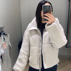 Beige teddyjacka med dragkedja - Super snygg och mysig teddyjacka som är beige och perfekt nu till hösten. Den är populär och slutsåld. Köpt ifrån H&M. Älskar denna eftersom den håller en varm. Mycket bra skick. Köpt för 600kr. 