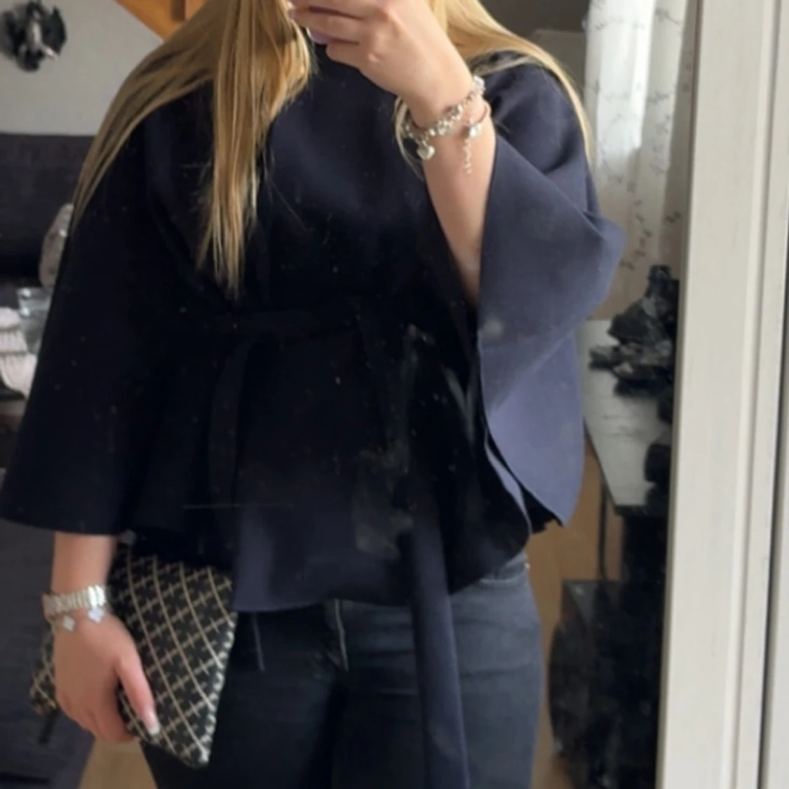 Marinblå med bälte och vida ärmar