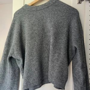Grå stickad tröja från H&M XS - Mysig grå stickad tröja från H&M i storlek XS. Tröjan har en enkel och stilren design med rund halsringning och långa ärmar. Perfekt för lager-på-lager och chill dagar. Passar dig som gillar en klassisk look med en relaxed vibe. Ganska nopprig men inga hål💗