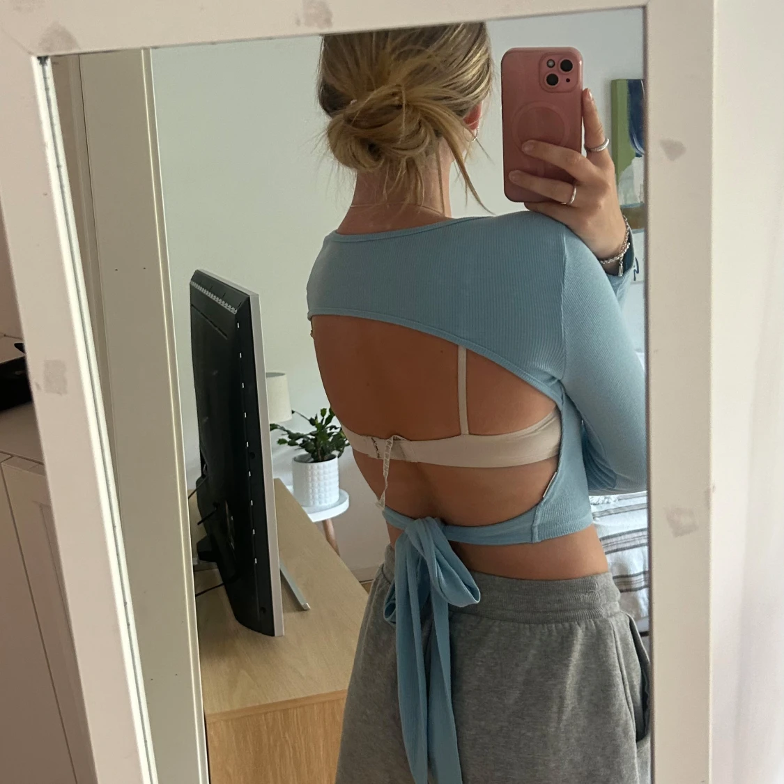 Ljusblå croppad topp med öppen rygg - 2