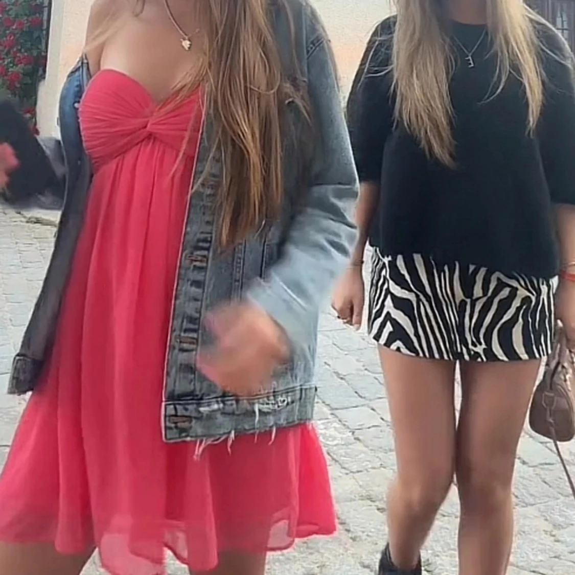 Röd/coral axelbandslös klänning