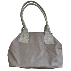 Axelväska  - Beige skinnaxelväska med krokodilmönster, silver detaljer och 4 dragkedjefickor 🤎Höjd: 22.5 cm. Bredd: 33 cm. Djup: 18 cm. Remdropp: 24 cm. 