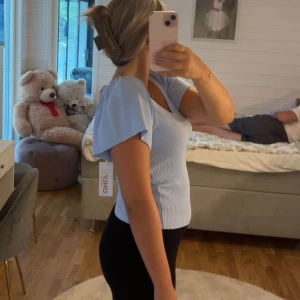 Ljusblå ribbad topp från ONLY - Superfin ljusblå topp från ONLY med ribbad struktur och v-ringning. Slälj inte i butik längre, helt oanvänd. Säljer i storlek S.💞💞