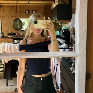 Marinblå topp - Snygg blå topp från Gina tricot. Använt fåtalgånger. Hade ett hål på ryggen med det är ien sytt skruv för bild💗