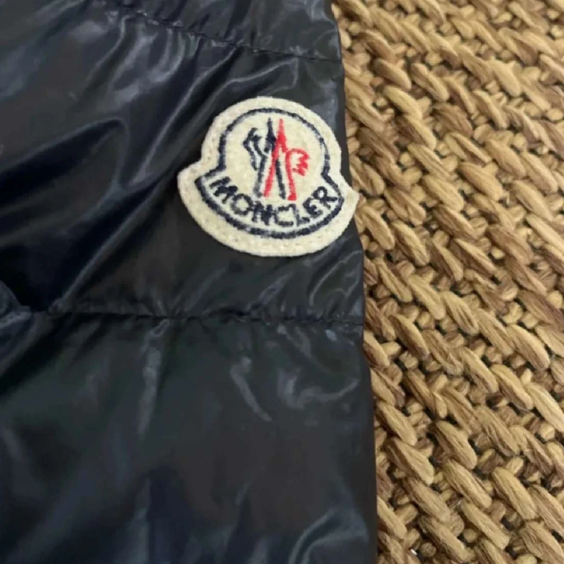 Svart Moncler dunjacka med röd/vit zip - 1