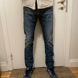 Nudie Jeans - Säljer dessa snygga jeans från Nudie i modellen lean Dean. De är i storlek W30 L32 men sitter lite stort i midjan likt en W31. De är i väldigt bra skick och har inga skador eller slitage. Priset på dessa är 399kr. Nypris ligger på runt 1600+kr. Hör av er om ni har några frågor eller funderaringar.