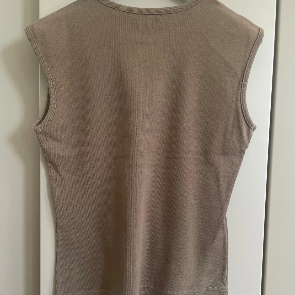 Brun ärmlös topp med tryck  - 2