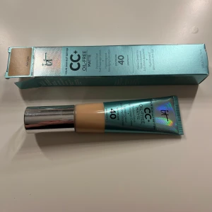 Cc cream  - Använd fåtal gånger, nypris 550kr, färgen fair light, priset går att diskuteras vid snabb affär 💗