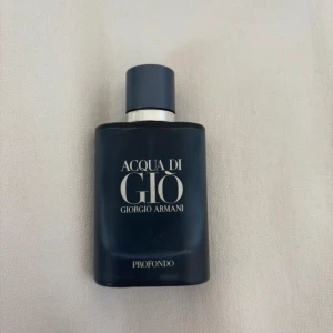 Acqua di Giò Profondo parfym - Giorgio Armani Acqua Di Gio Profondo EDP. 1/2 kvar i flaskan (ca 20ml), 40ml original. En klassisk och fräsch doft med modern design. 