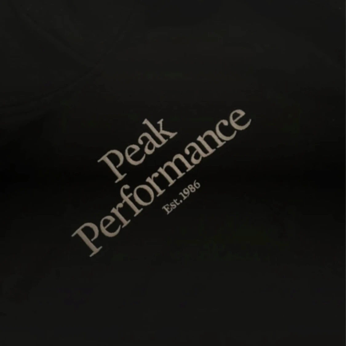 Svart hoodie från Peak Performance - 2