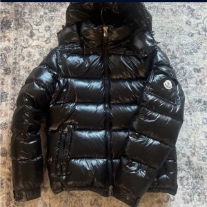 Moncler maya - Hej säljer denna jacka, fint jacka har ej använt mycket extermt fint skick. Priset kan diskuteras!