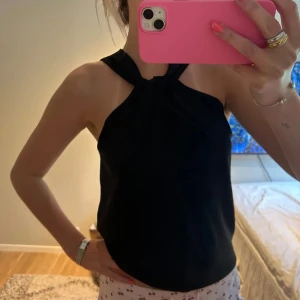 Svart halterneck topp från Zara - Super snygg festlig topp från Zara! Knappt använd 💘