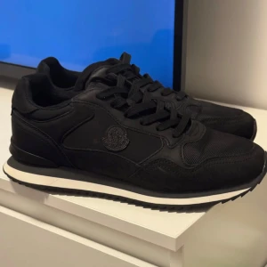 Moncler skor - Fina stilrena sällsynta svarta Moncler sneakers skor finaste på marknaden använda två gånger.  Passar alla tillfällen ett riktigt kap här storlek 42, pris kan diskuteras vid snabb affär.