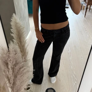 Weekday Nova jeans  - Svarta Weekday jeans i modellen Nova. Jeansen är i bra skick men är lite missfärgade (se bild 4). 💛W30L32