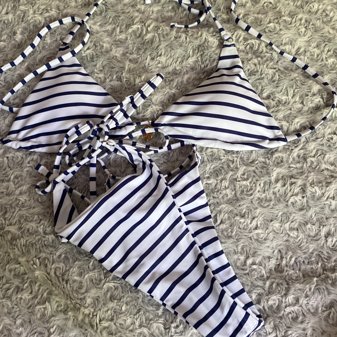 Randig bikini med gulddetalj XS