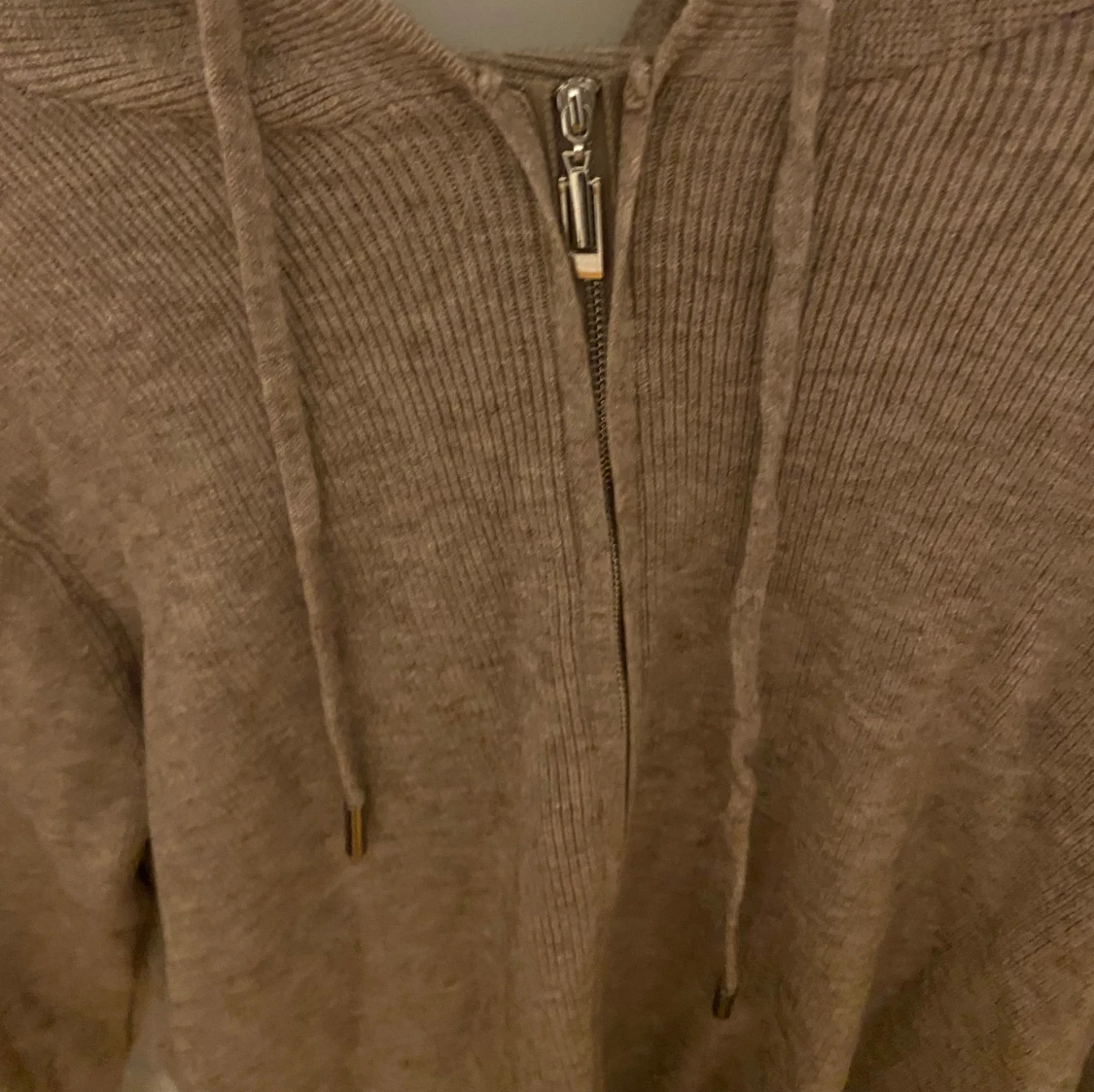 Beige stickad hoodie med dragkedja - 1