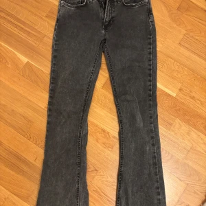 Svarta bootcut jeans från Perfect Jeans - Snygga svarta bootcut jeans från Gina Tricot i storlek 36. Jeansen har varit använda ett antal gånger därav skador längst ner vid fötterna, inga andra skador💓Köparen står för frakten