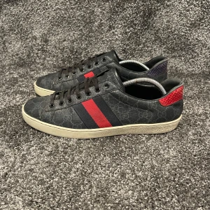 Gucci Skor  - ‼️VI TAR EJ BYTEN‼️Gucci ”Ace” sneaker | Skick: 8/10 | Storlek UK 7 som motsvarar ungefär 41/42EU | ingår Skobox, Skopåse & nya snören vid köp. | Fraktar inom 24H efter köp på köparens bekostnad 📦💨 | Hör av dig vid minsta fråga eller fundering 💭