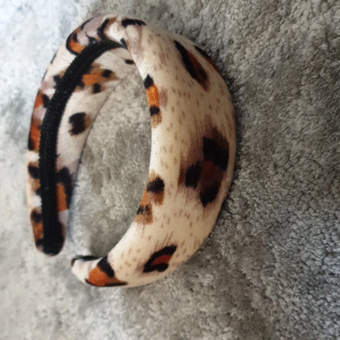 Bred diadem med leopardmönster används mest till grwm men kan även ha det till andra tillfällen - 3